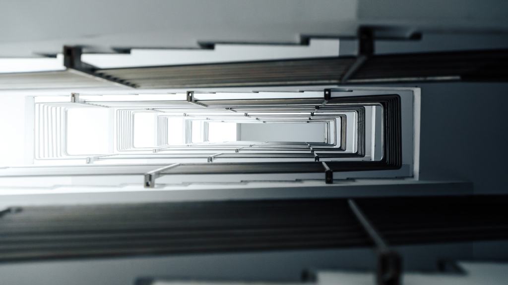 Gläsernes Atrium mit geometrischen Fassadenlinien
