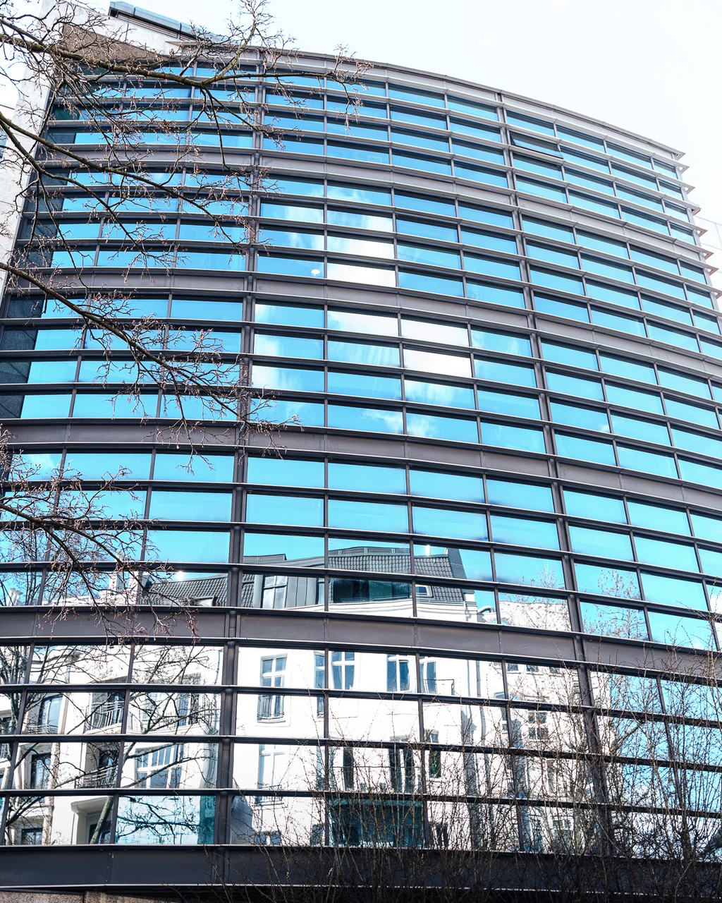 Architektonische Fassade mit regelmäßig angeordneten Fenstern in Berlin