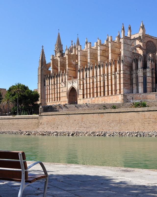 Steinerne Kathedrale von Palma über dem Hafenbecken